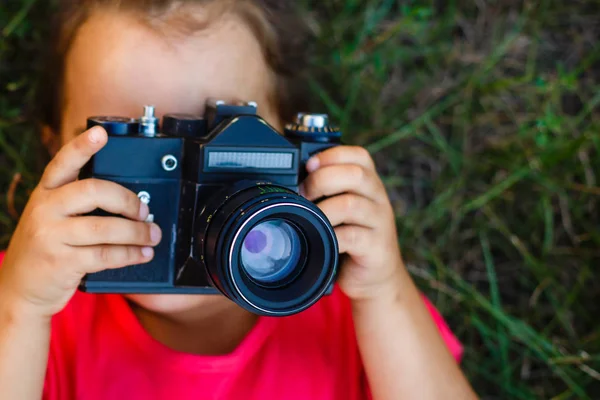 Ragazzina Scattare Foto Con Fotocamera Vintage Vicino — Foto Stock