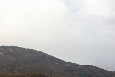 Bulutlu ve mavi gökyüzü olan dağ manzarası