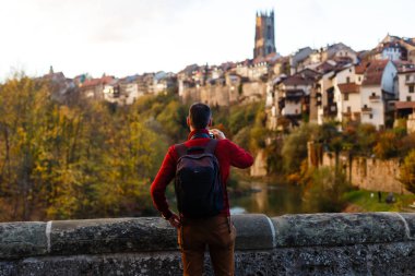 Gezgin cep telefonuyla fotoğraf çekme sırt çantası ile. Geri