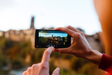 Gezgin cep telefonuyla fotoğraf çekme sırt çantası ile. Geri  