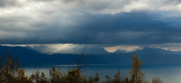 Облачное Небо Горой Озером Мир Красоты — стоковое фото