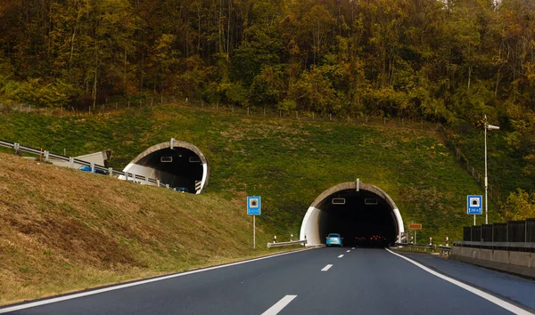 瑞士公路上的隧道 在瑞士公路上行驶 — 图库照片