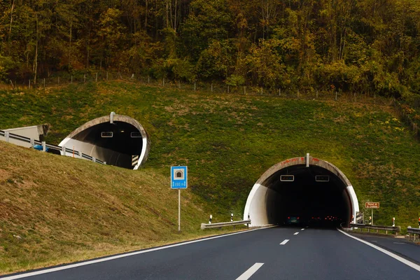 瑞士公路上的隧道 在瑞士公路上行驶 — 图库照片