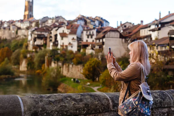 Junge Touristin Freiburg Schweiz — Stockfoto