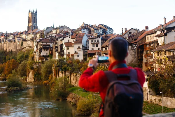 Voyageur Avec Sac Dos Prenant Des Photos Par Téléphone Portable — Photo