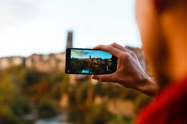 Reisende Mit Rucksack Fotografieren Mit Dem Handy Zurück — Stockfoto