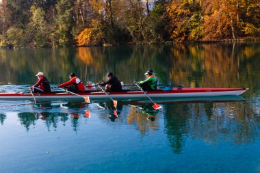 Thun, İsviçre - 30 Ekim 2017: erkekler oarsmans lakerowing güneşli gün boyunca üzerinde