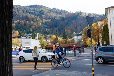 Thun, İsviçre - 30 Ekim 2017: street insanlar ve arabalar güneşli gün