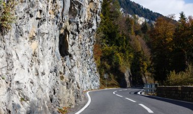 dağ karanlık tünel girişine