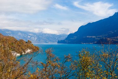 Interlaken sonbaharında, İsviçre Alpleri'nde, Intrelaken şehir.