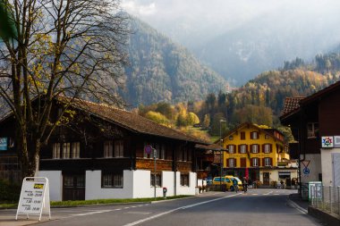 Interlaken, İsviçre - 30 Ekim 2017: Interlaken Intrelaken sonbahar, İsviçre Alpleri'nde, şehir içinde.