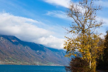 Harika bulutlu gün dağ gölüdür. Güzellik Dünya.