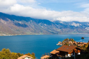 Interlaken, İsviçre dağ zemin üzerine sonbahar Gölü