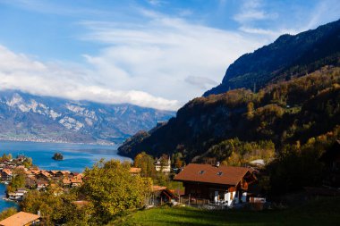 Interlaken, İsviçre dağ zemin üzerine sonbahar Gölü