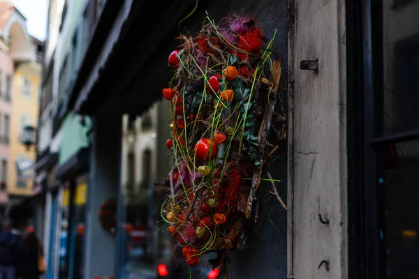 花とクリスマスの装飾 — ストック写真