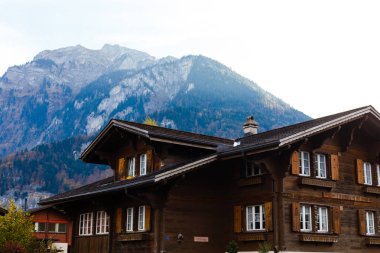Sonbahar Interlaken İsviçre, Alp Dağları arka planda