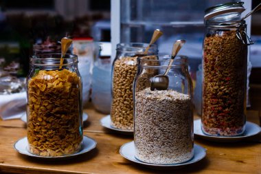 kahvaltılık tahıllar mutfak kutular içinde. Kavanoz mutfak dolabında hububat