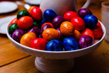 bir tabak içinde Boyalı Paskalya yumurtaları