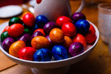 Ahşap plaka rustik arka plan karşı boyalı yumurta