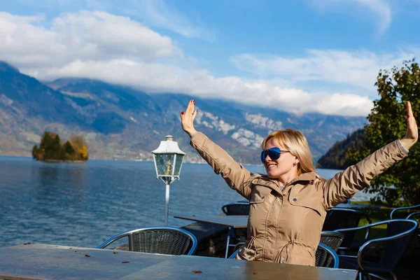 Junge Schöne Frau Sitzt Café Freien Seeufer Mit Bergen Hintergrund — Stockfoto