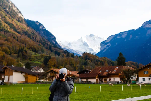 Fotógrafo Naturaleza Turista Con Fotos Cámara Mientras Está Pie Montaña — Foto de Stock