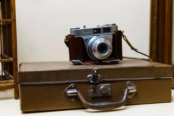 Velha Câmera Vintage Mesa Madeira — Fotografia de Stock