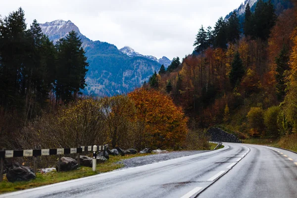 Malerischer Blick Auf Die Straße Durch Die Herbstlichen Berge Bewölkten — kostenloses Stockfoto