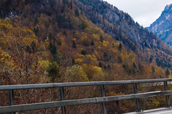 Pemandangan Jalan Yang Indah Melalui Pegunungan Musim Gugur Pada Hari — Stok Foto