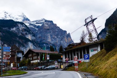 Doğal görünümü Lauterbrunnen köyün kış zamanında, İsviçre