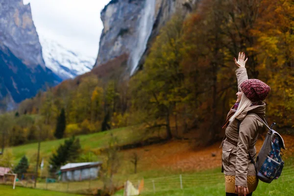 Menina Lauterbrunnen Suíça Com Vista Panorâmica Dos Alpes Suíços — Fotografia de Stock