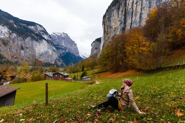 Lauterbrunnen İsviçre İsviçre Alpleri'nin muhteşem bir panoramik görünüm ile genç kız