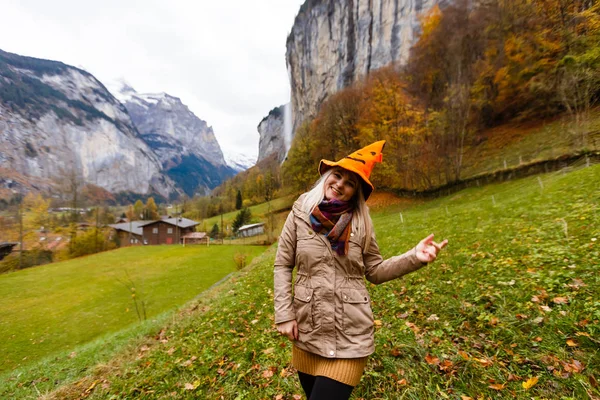 Młoda Kobieta Kapeluszu Halloween Pozowanie Mieście Lauterbrunnen Szwajcarii Widokiem Alpy — Zdjęcie stockowe