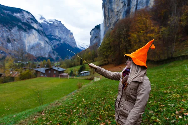 Молодая Женщина Шляпе Хэллоуин Позирует Лаутербруннене Швейцарии Панорамным Видом Швейцарские — стоковое фото