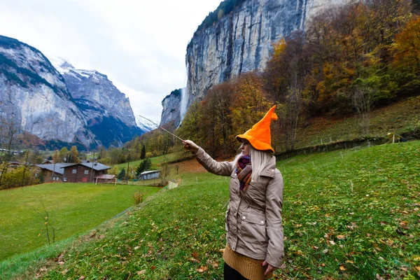 Молодая Женщина Шляпе Хэллоуин Позирует Лаутербруннене Швейцарии Панорамным Видом Швейцарские — стоковое фото