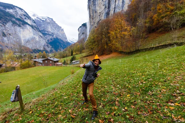 Yakışıklı Adam Sviçre Alpleri Panoramik Manzarasına Sahip Sviçre Lauterbrunnen Poz — Stok fotoğraf