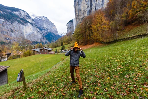 Красивый Мужчина Шляпе Хэллоуин Позирует Лаутербруннене Швейцарии Панорамным Видом Швейцарские — стоковое фото