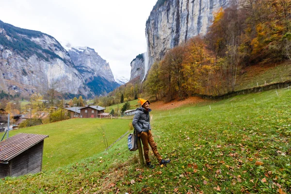 Bell Uomo Che Indossa Cappello Halloween Posa Lauterbrunnen Svizzera Con — Foto Stock