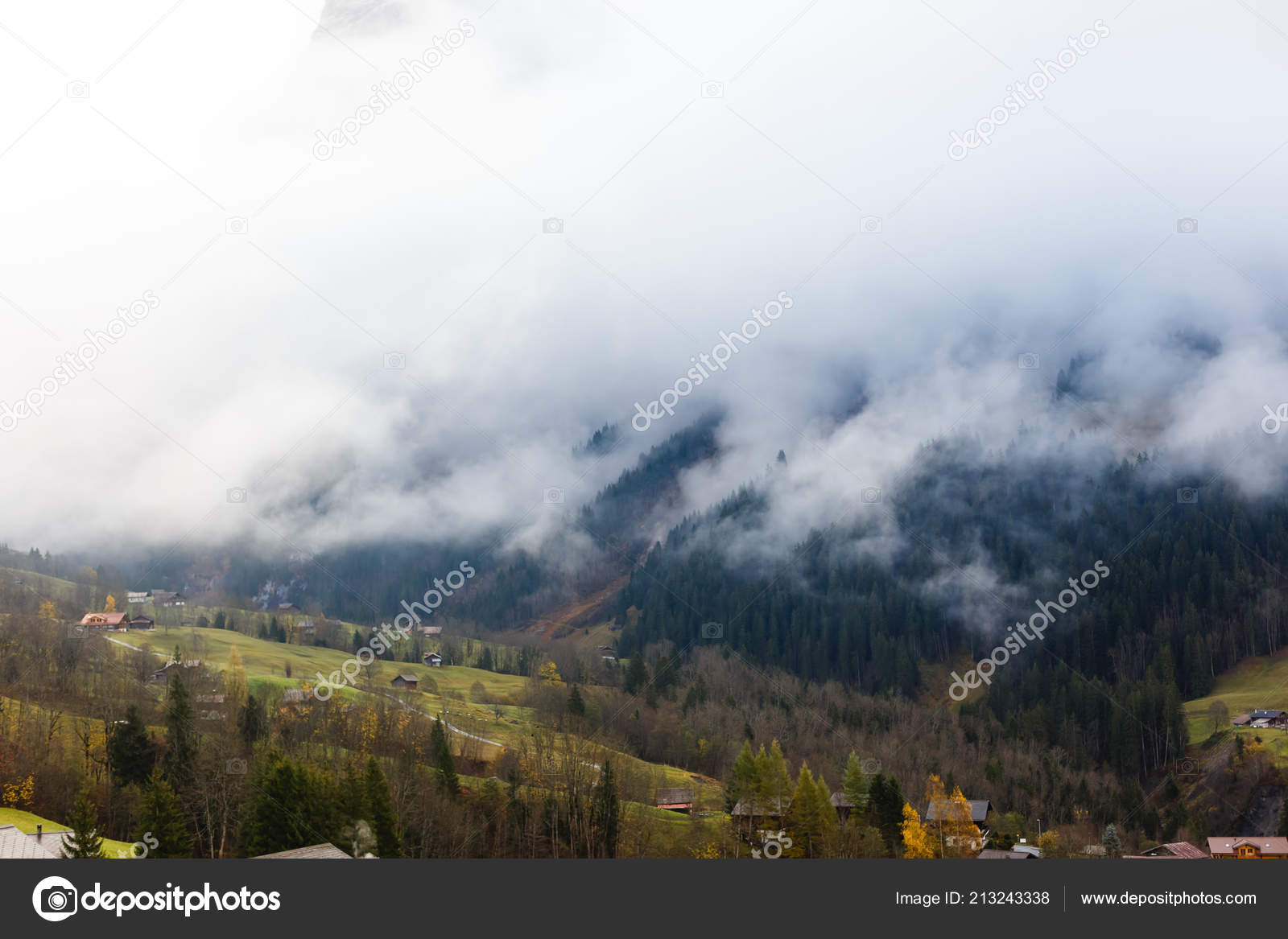 Tåkete Landskap Høye Snødekte Fjell – stockfoto © sinenkiy #213243338, image size:1600x1167