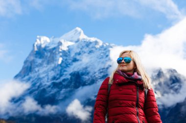 mutlu kadın turist karlı dağlarda