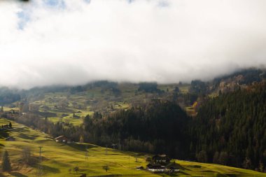 Bulutlu gökyüzü altında sonbahar dağ manzara Manzara görünümü 