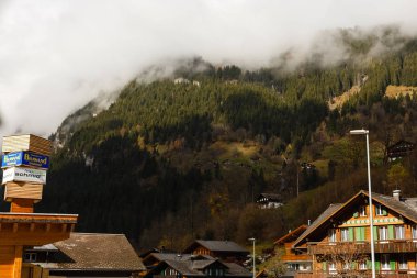 Dağlarla ve bulutlarla kaplı dağ manzarası