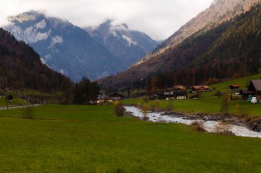Bulutlu gökyüzü altında sonbahar dağ manzara Manzara görünümü 