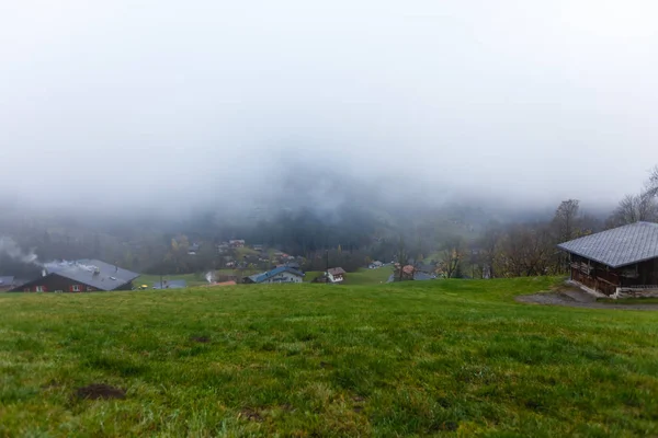 Горный Пейзаж Туманом Облаками — стоковое фото