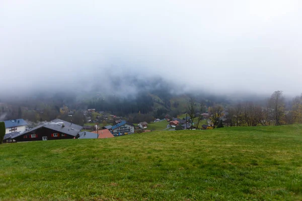 Bergslandskap Med Dimma Och Moln — Stockfoto