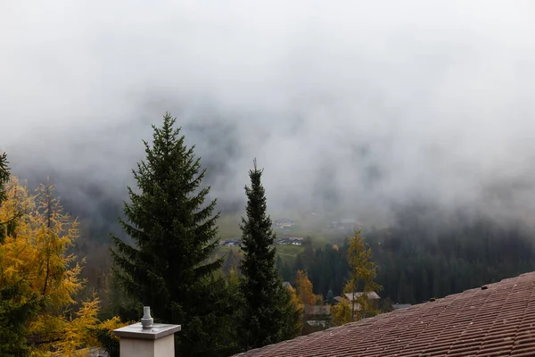 霧の中の山の景色 — ストック写真