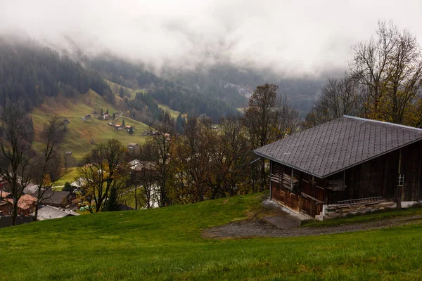 山の中に木造住宅がある山の風景 — ストック写真