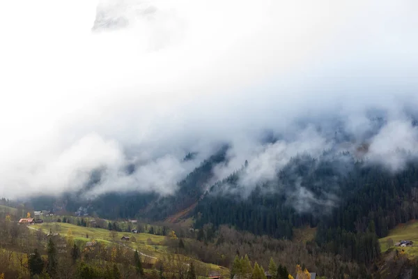 高い雪山の曇り風景 — ストック写真