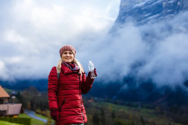 Junge Frau Mit Rucksack Steht Oben Auf Berg — Stockfoto