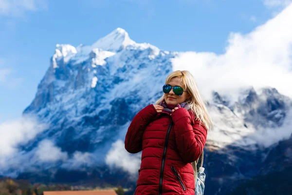 Glückliche Touristin Verschneiten Bergen — Stockfoto