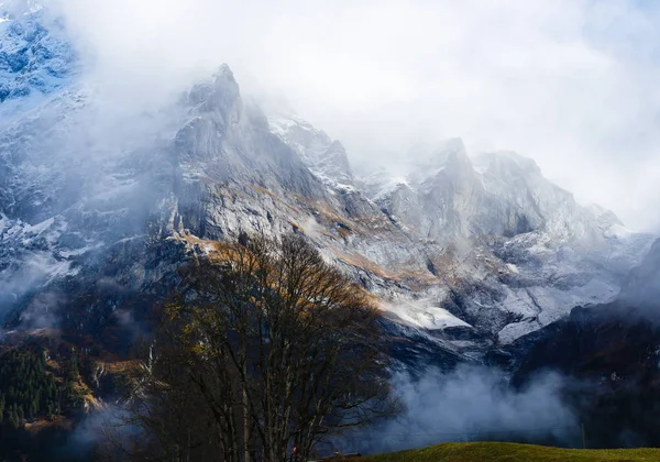 Bewölkte Landschaft Hohen Schneebedeckten Bergen — kostenloses Stockfoto